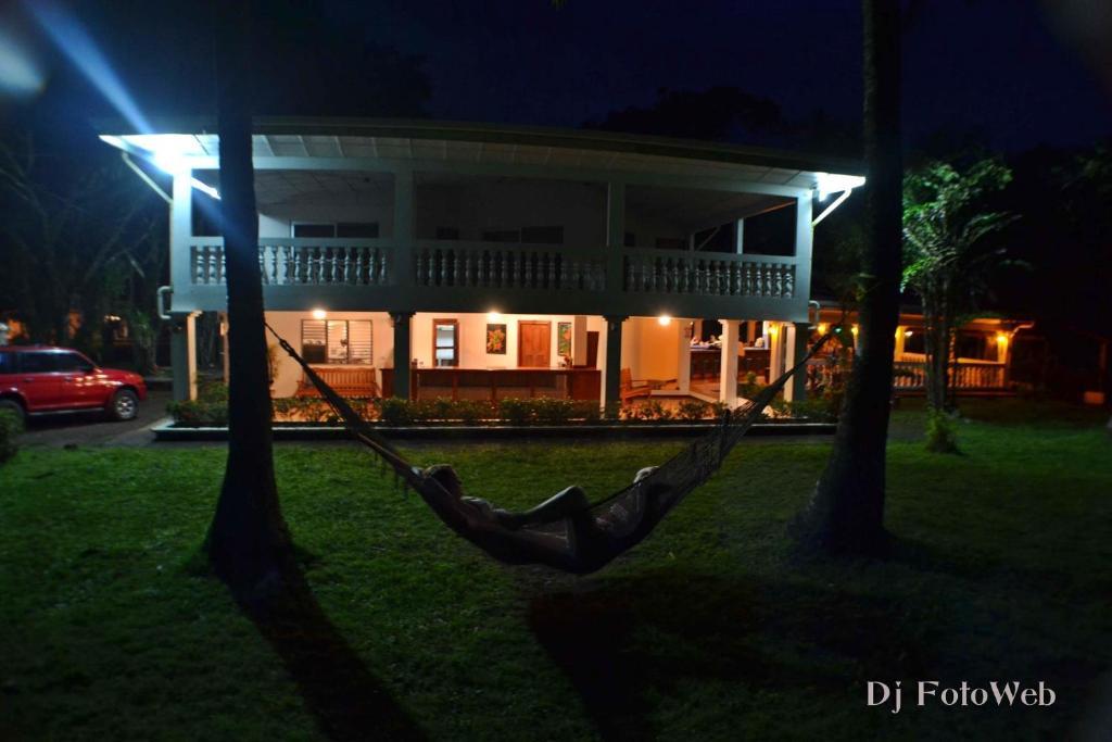 Hotel La Isla Parrita Exterior photo