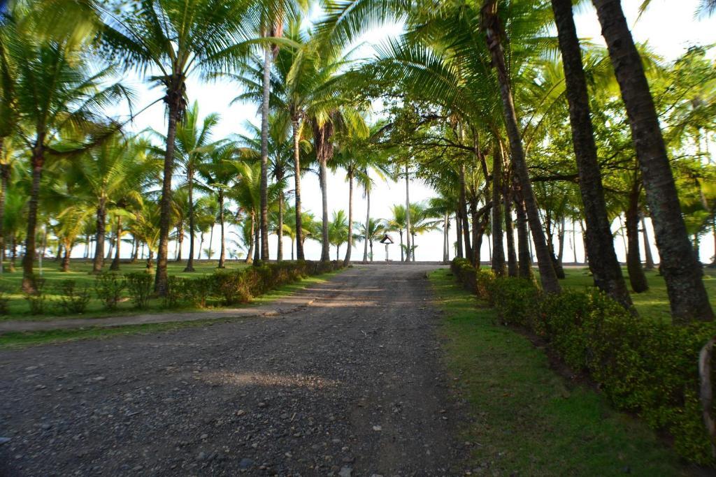 Hotel La Isla Parrita Exterior photo